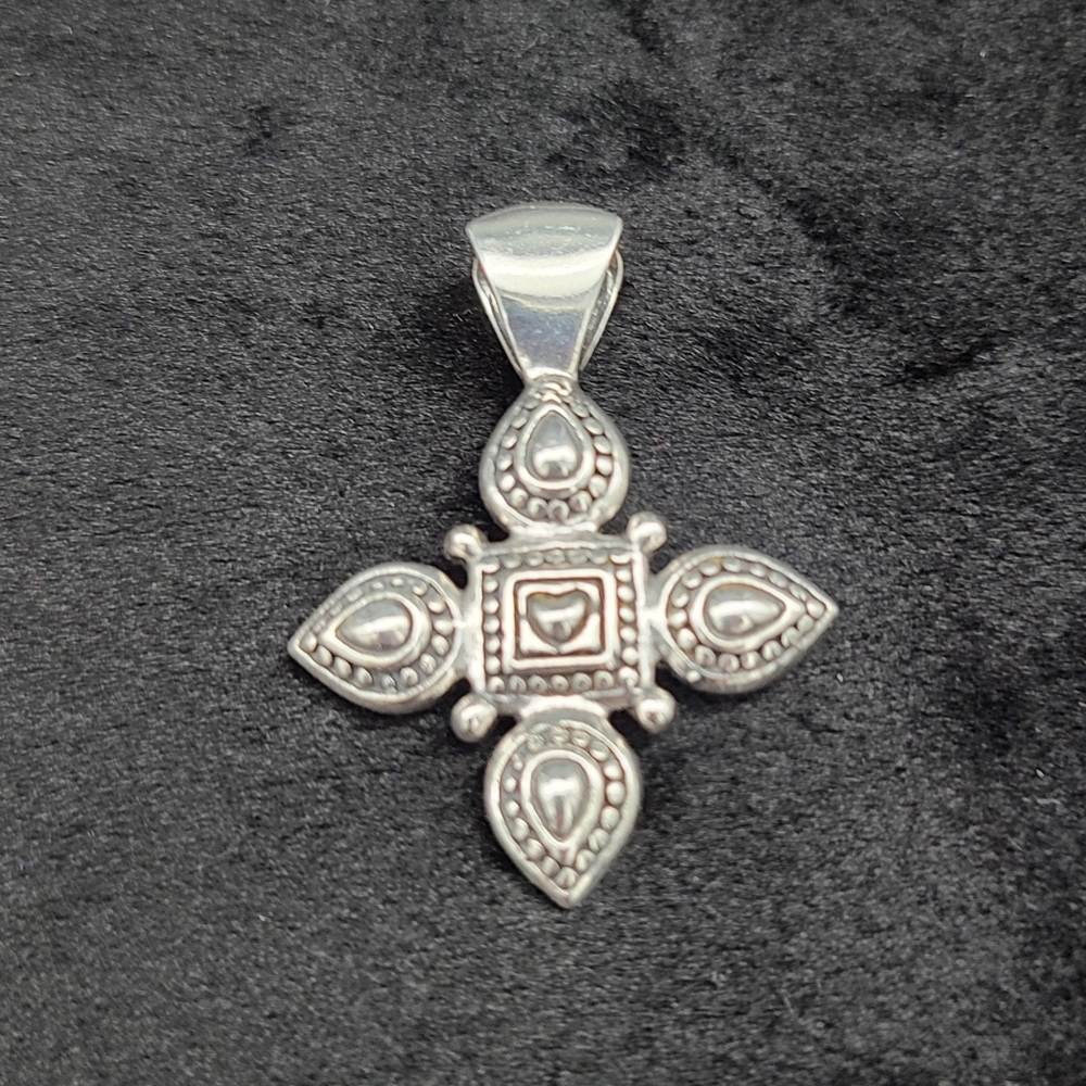 Vintage QT Sterling Silver Maltese Cross Pendant - Picture 2 of 7